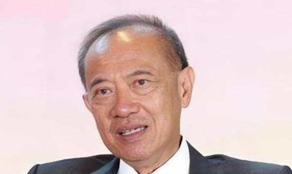 新加坡前外长杨荣文曾说：“不要看美国动不动就威胁中国、制裁中国，其实美国从根本上