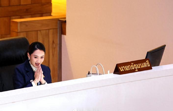 弃政从商？佩通坦辞职了，泰国政坛的魔咒最终还是没有被打破。从父亲他信到姑姑英