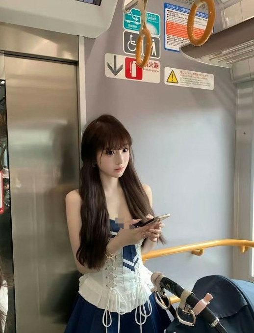 日本大阪轻轨上，带孩子的妈妈。