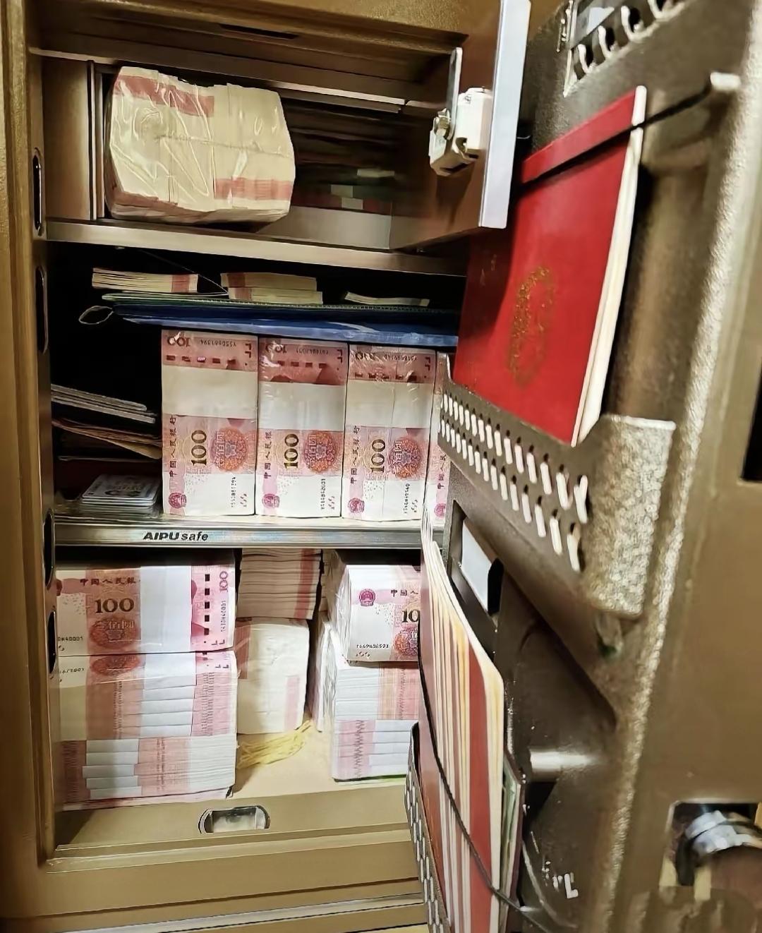 最近听说以前的一个同事，三十出头还没结婚，工作挺稳定。她爸妈前年走了爸，去年走了