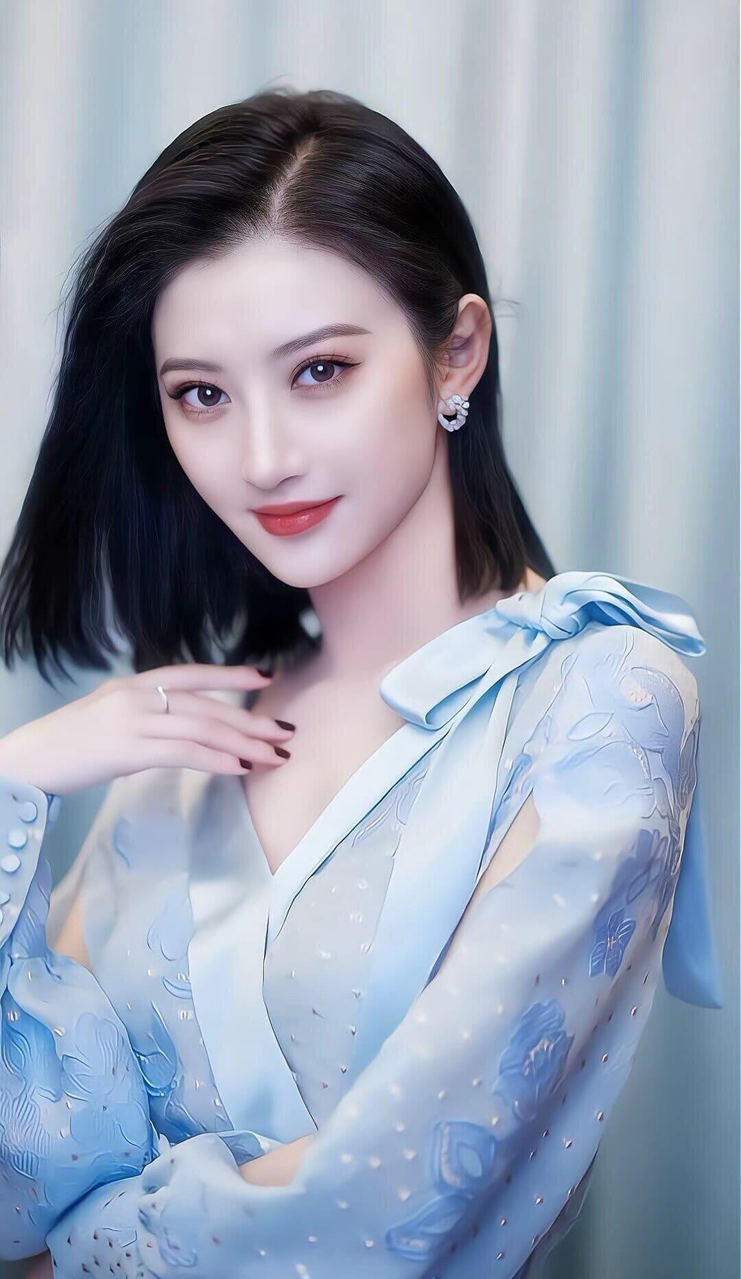 笑话：许久不联系老同学发微信：兄弟，能借我20000周转？老李：我只有15000
