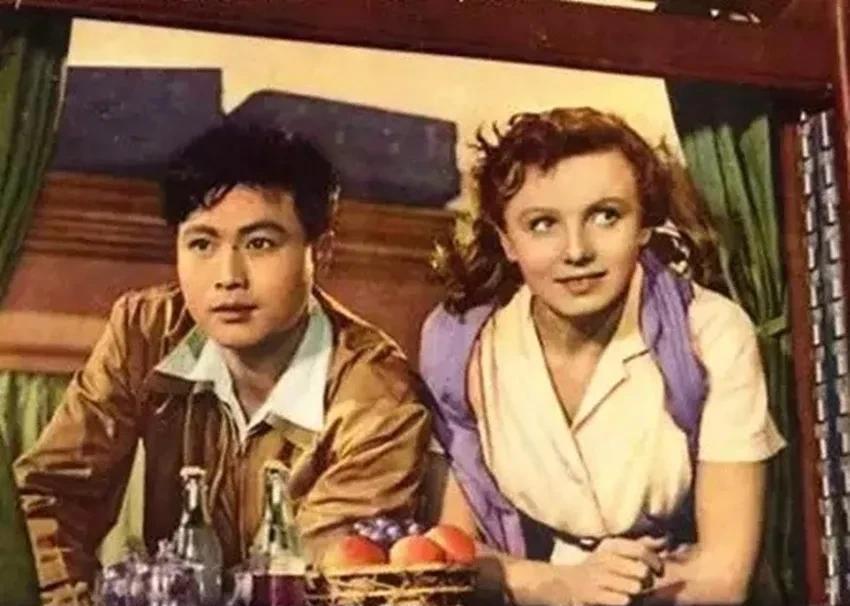 上世纪五、六十年代，中国银幕上最帅的小生是他——他身材高挑，容貌俊逸，是一位偶