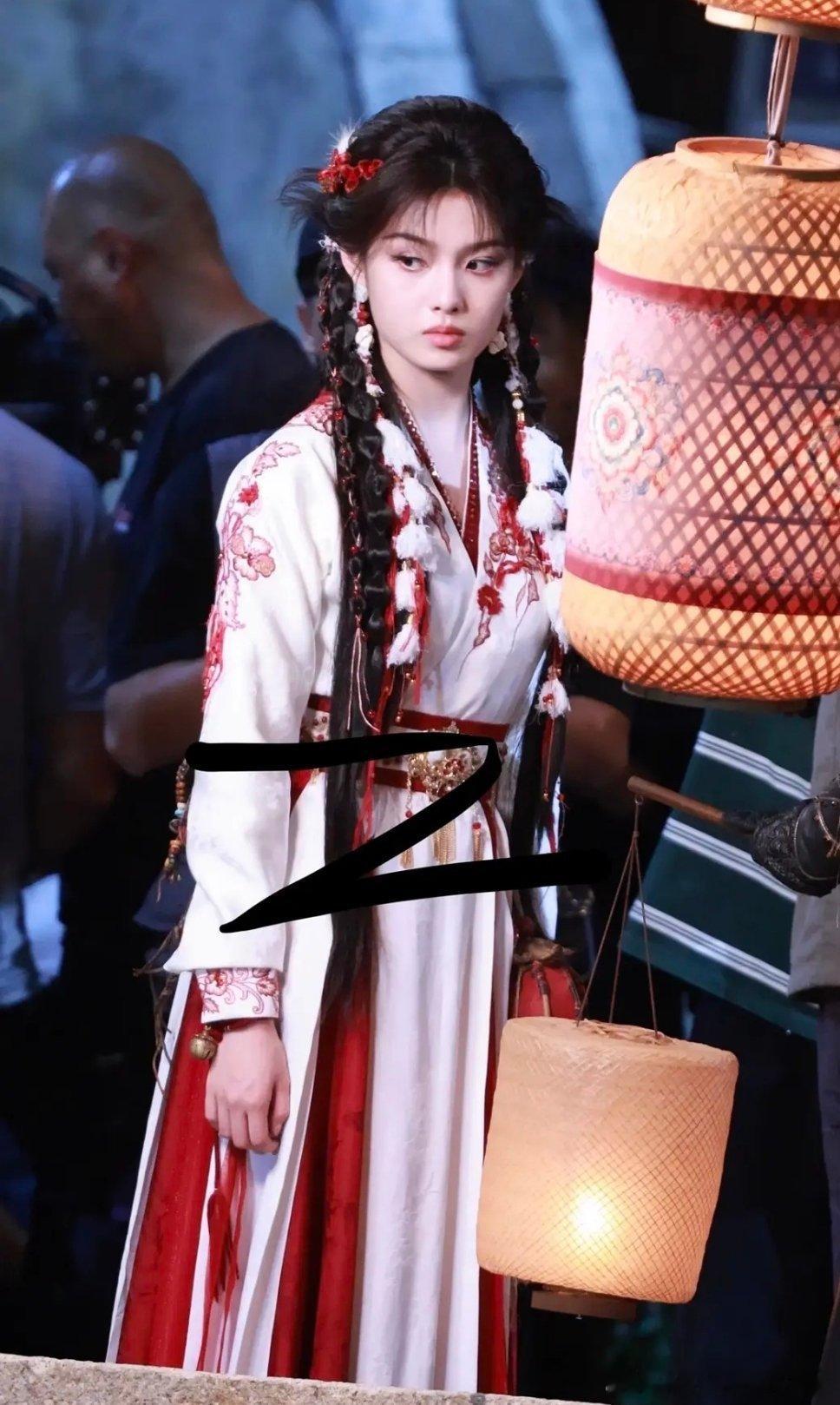 郭小四就这样害艾米，造型一般，妆容也不灵​​​