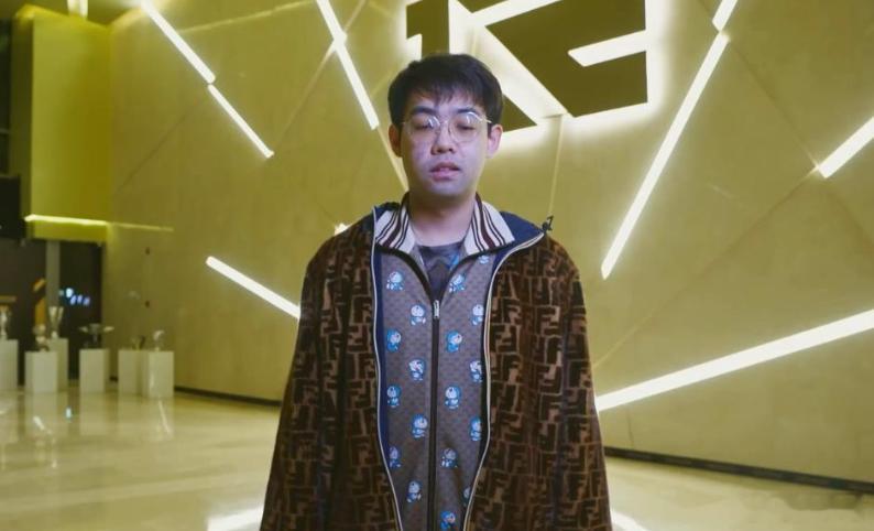 查理斯说Maybe的直播合同到期了，在谈新合同，感觉以现在的直播环境，想签一个好