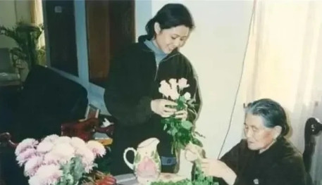 2008年，倪萍99岁的姥姥躺在抢救室里，医生问倪萍：“要不要上呼吸机？”。倪