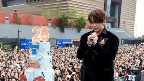 铜锣湾变身「姜涛湾」！生日这天，全城为顶流偶像姜涛疯狂打call——巨型LED屏
