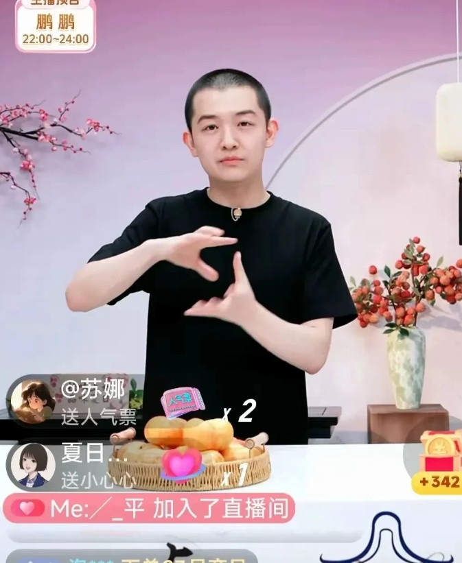 大家知道与辉同行下一站要去哪里吗？董董在直播间吃着榴莲，一不小心吐露嘴说出来