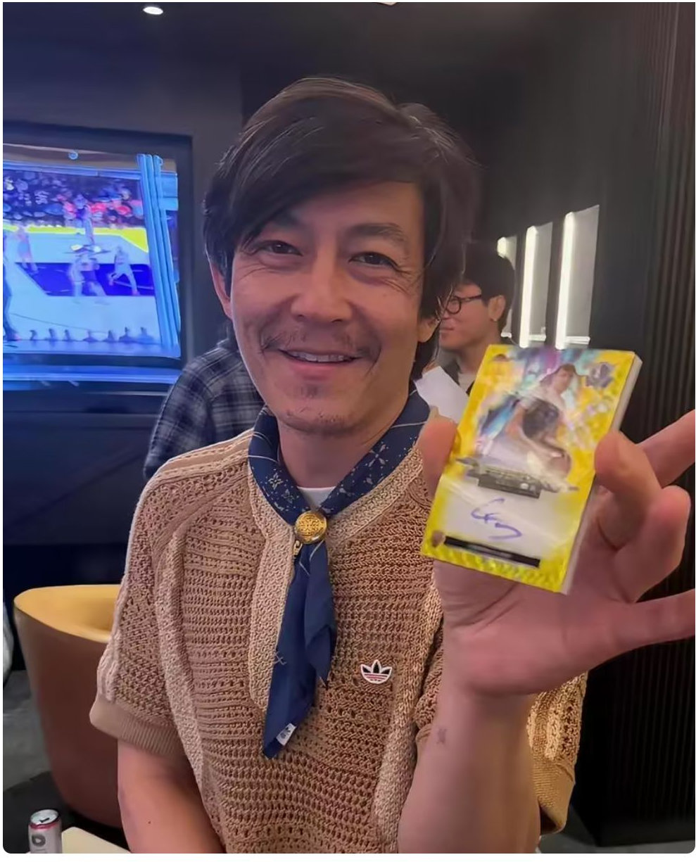 陈冠希拖家带口挤伦敦地铁，穿得比路人还随意，星味一点都不剩了