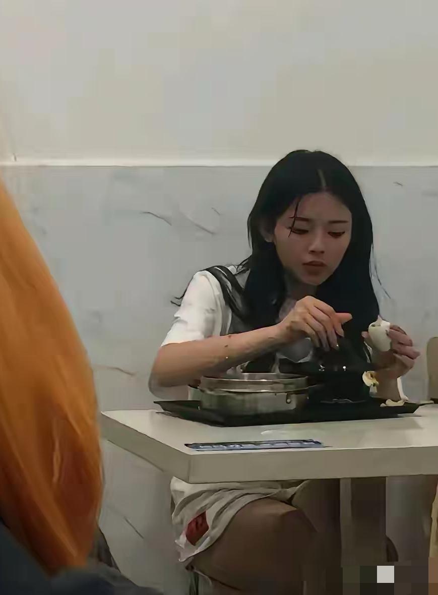 当有人按下快门，捕捉下杨超越的这张照片时，便已然注定她会成为熠熠生辉的大明星