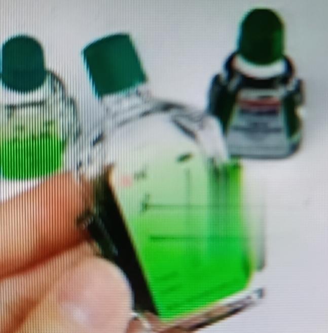 睡前在脚底滴一滴风油精，这事儿我试过，还真有点门道。风油精主要成分是薄荷脑、樟脑