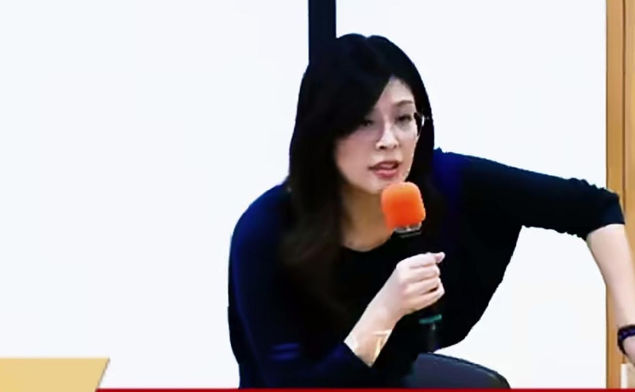 郑丽文可怕的不是他当国民党主席，最可怕的是她的演讲能力。每每都是全程脱稿，这