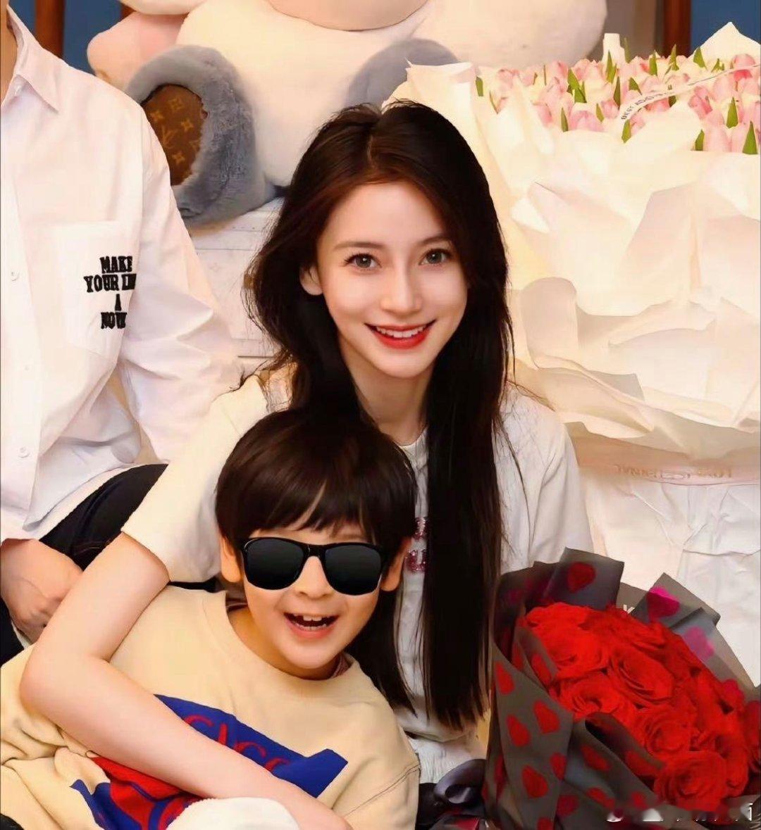 杨颖带小海绵回上海好温馨呀，哈特软软，baby真的是一个好妈妈，给予了孩子爱和陪