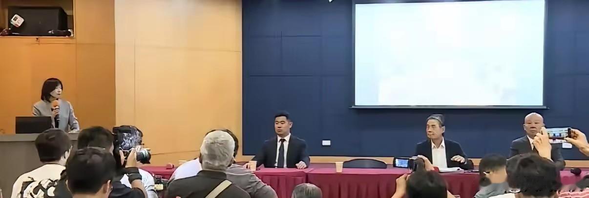 马英九基金会今天上午10点如期召开记者会这场发布会直接揪出内部出行安排的矛盾，