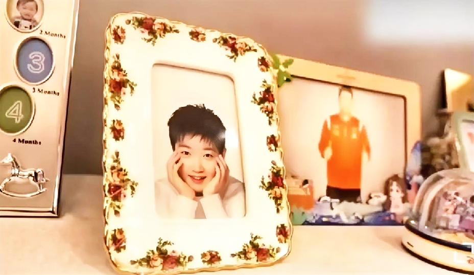 摆在邱贻可家莎莎的单人照，真是太好看了。一张莎莎的单人照，摆在邱指导家最