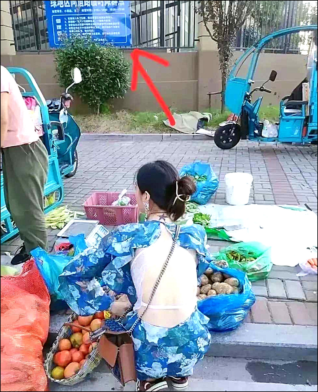 本小区物业不错，还有临时摆摊点！