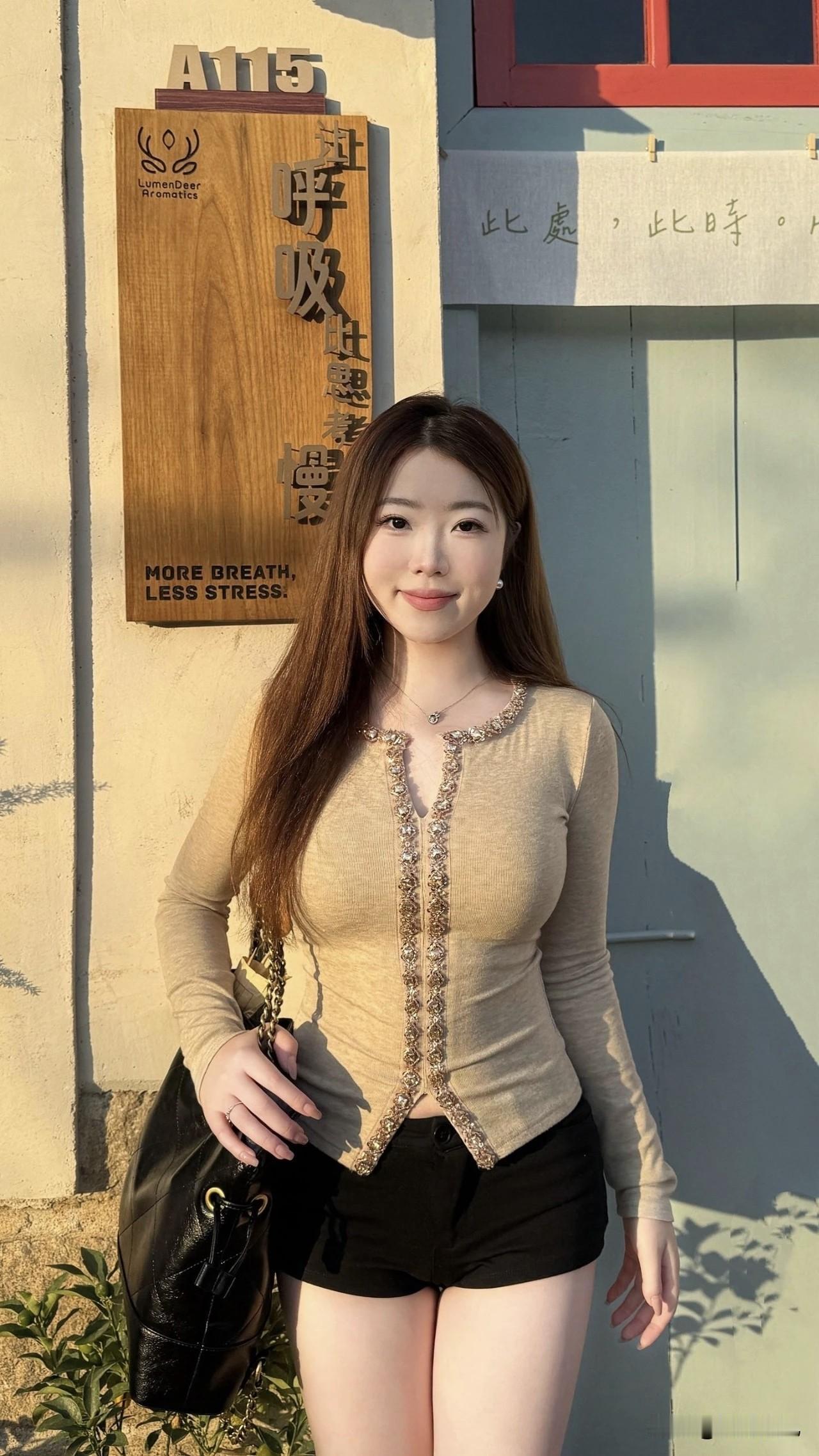 逛街路过那些好看的小店，总忍不住想拍几张吧！尤其是对咱们微胖女生来说，摆对姿势真