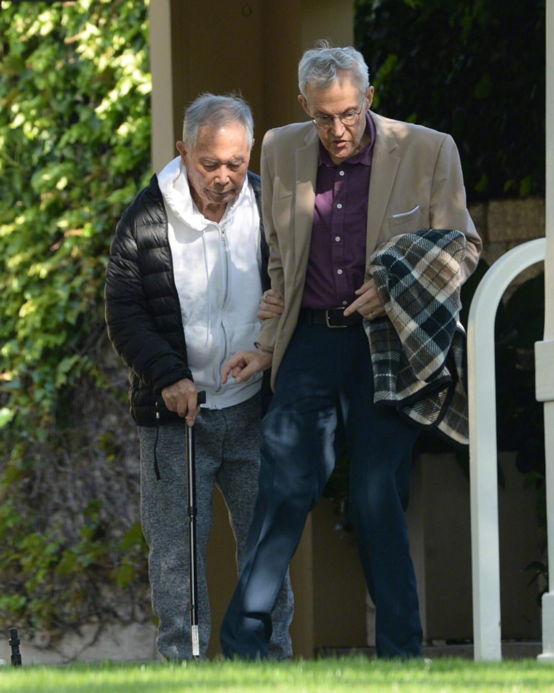 88岁的武井乔治GeorgeTakei在丈夫BradAltman的搀扶下在