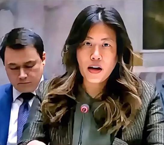 美国上演“以华制华”的拙劣戏码，美籍华人吴婷作为美方代表现身联合国会议，公然