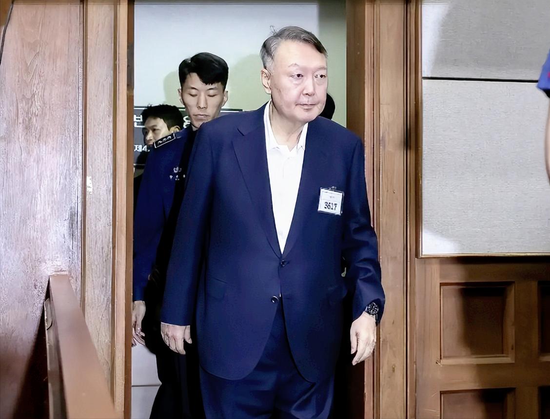 尹锡悦求判死刑？1月9号韩国首尔中央地方法院好像炸开了锅，前总统尹锡悦涉嫌搞内乱