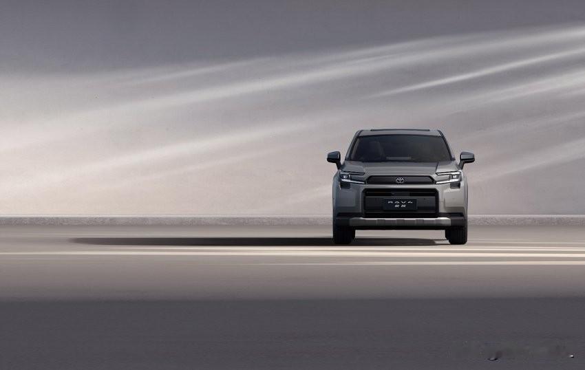 2026年1月9号，全球第六代RAV4荣放正式开启中国交付，瞬间成为车市焦点！这