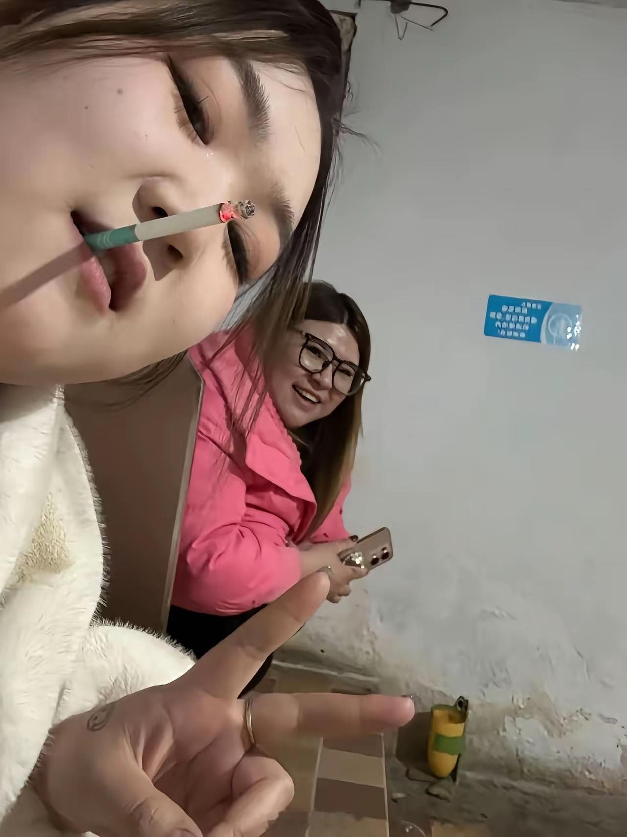 我很好奇上厕所抽烟，不会更臭吗？有人喜欢这么干嘛？