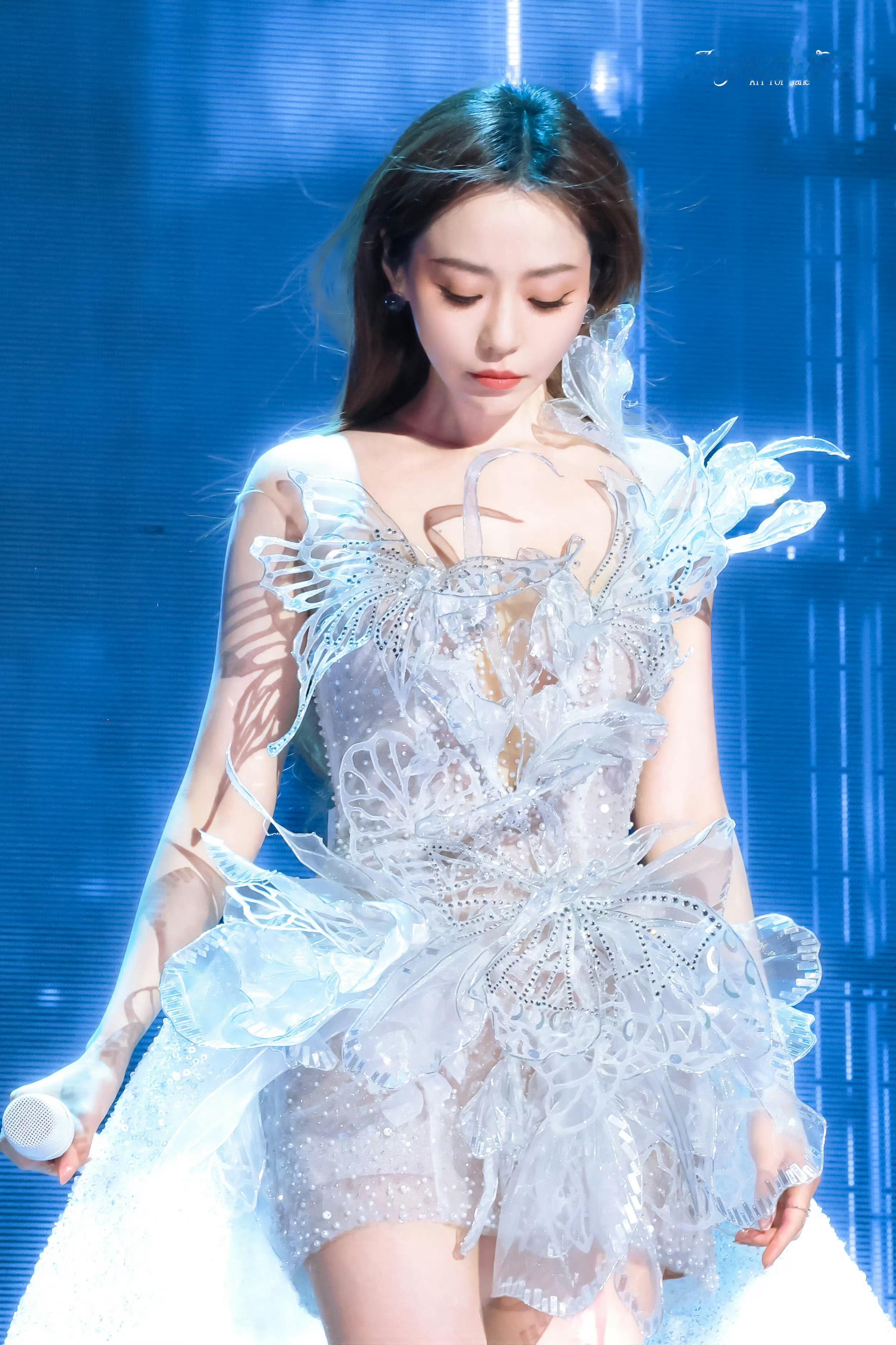 投稿张靓颖神女在歌唱……