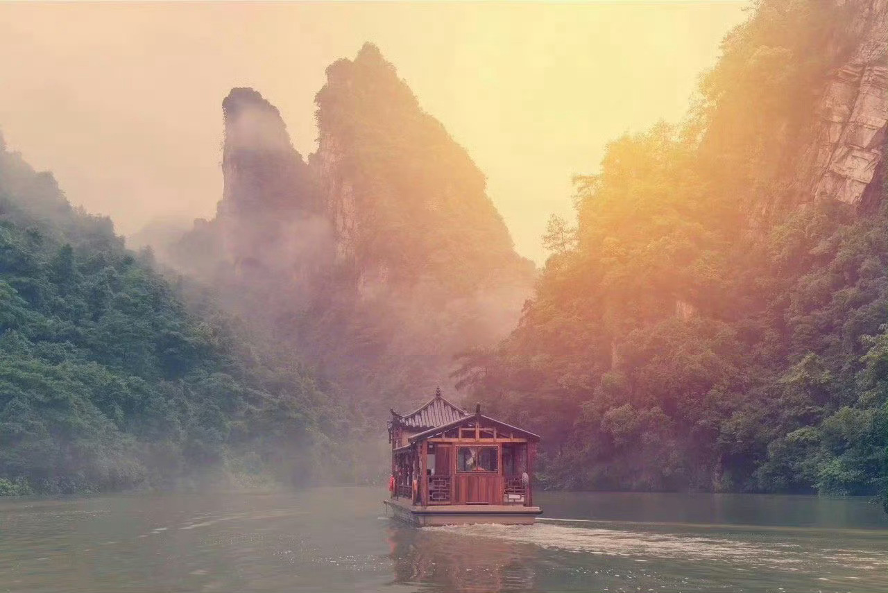 张家界，有着泰山之雄，华山之险，黄山之变化，桂林之秀丽；有“三千奇峰，八百秀水”