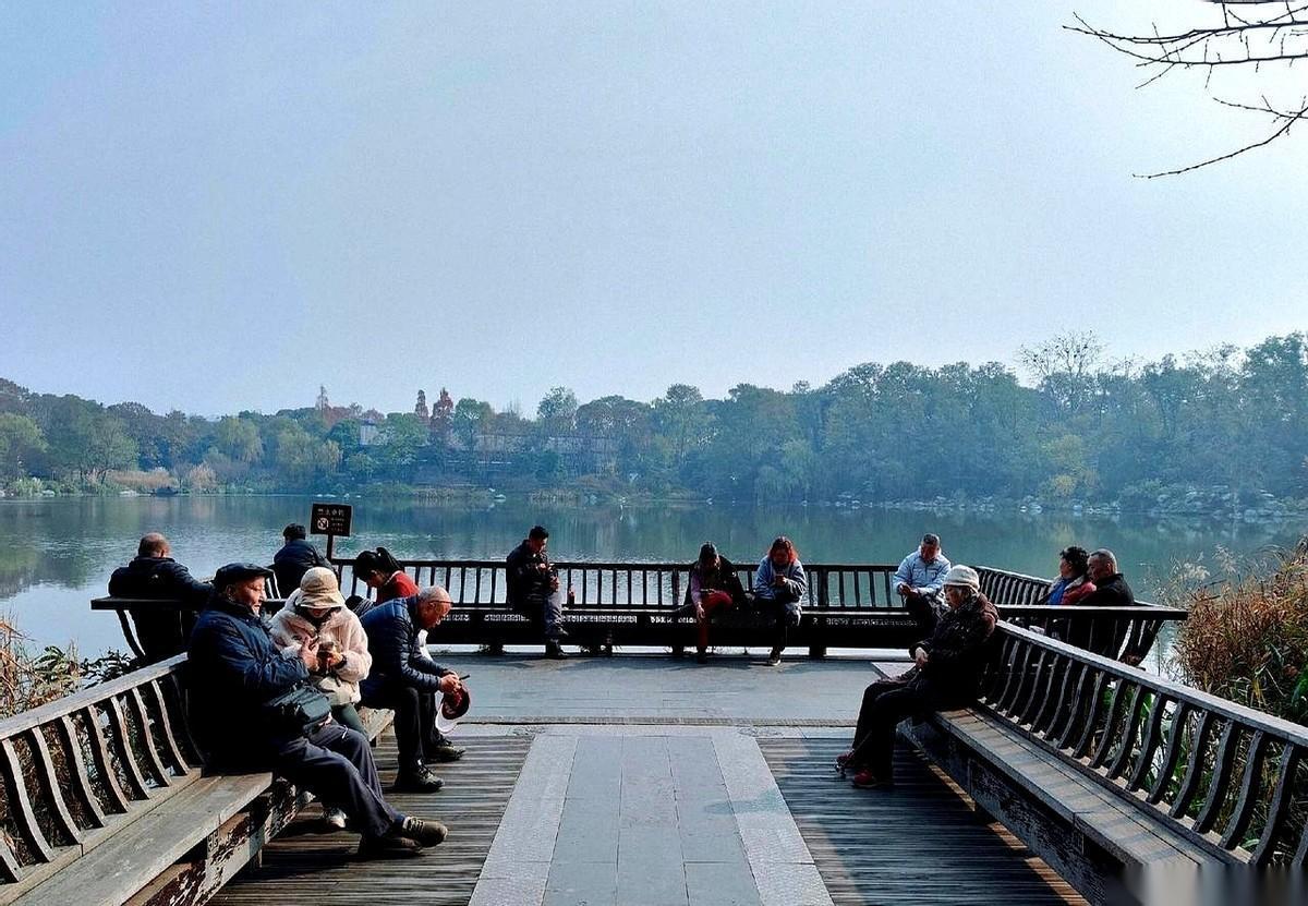 我叔叔那个圈子，算是散了。一帮拿高薪退休的大爷，人民银行的、烟草公司的、人大的