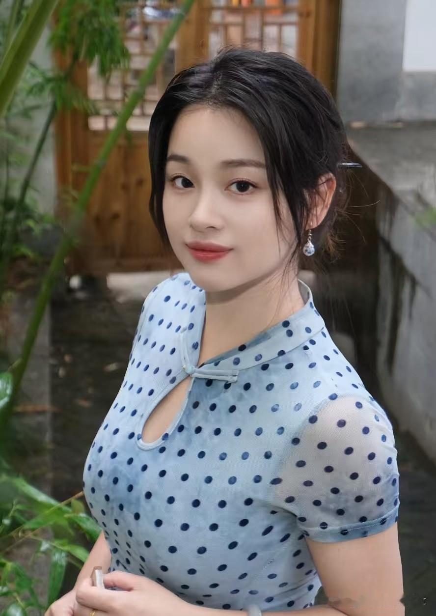 如梦令·竹畔青姿翠影疏笼庭户，蓝袂轻涵清露。眸漾一川温柔，漫把闲春留住。