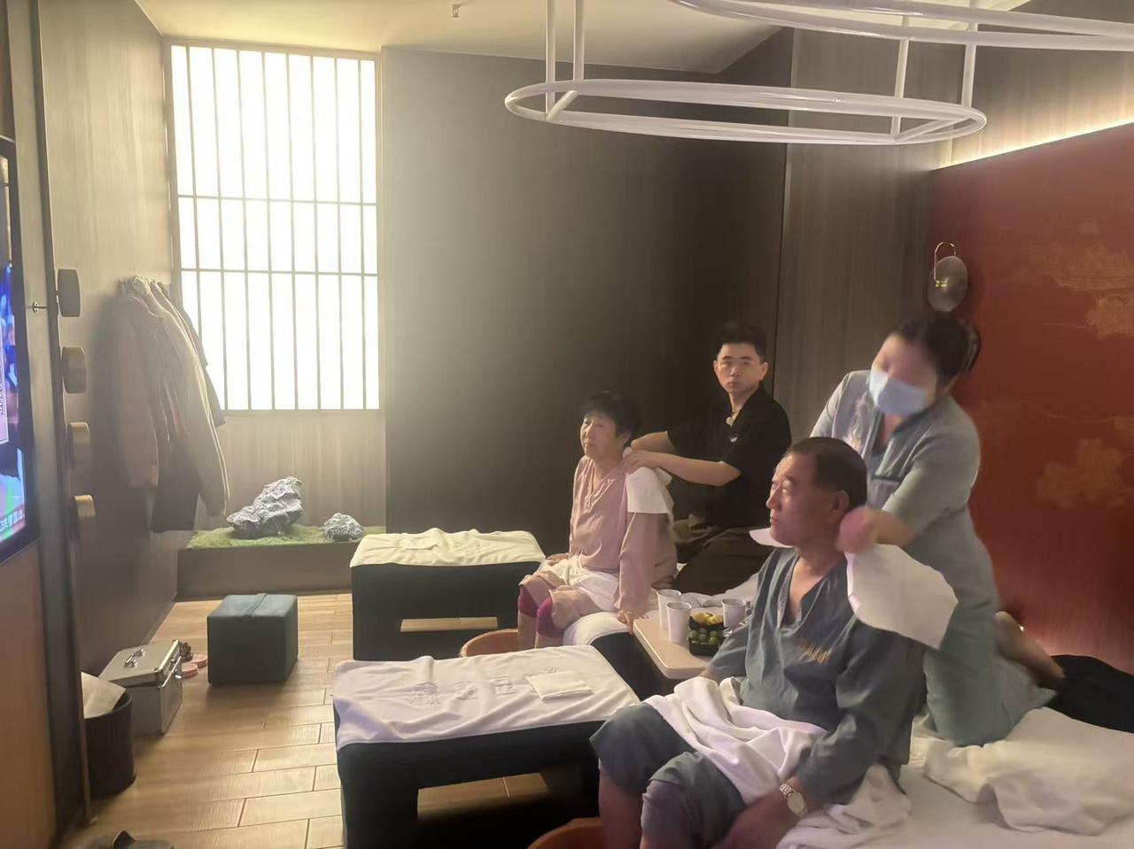 退休后什么样的家庭算幸福？我觉得满足几个条件就挺幸福。夫妻都有退休金，没外债，