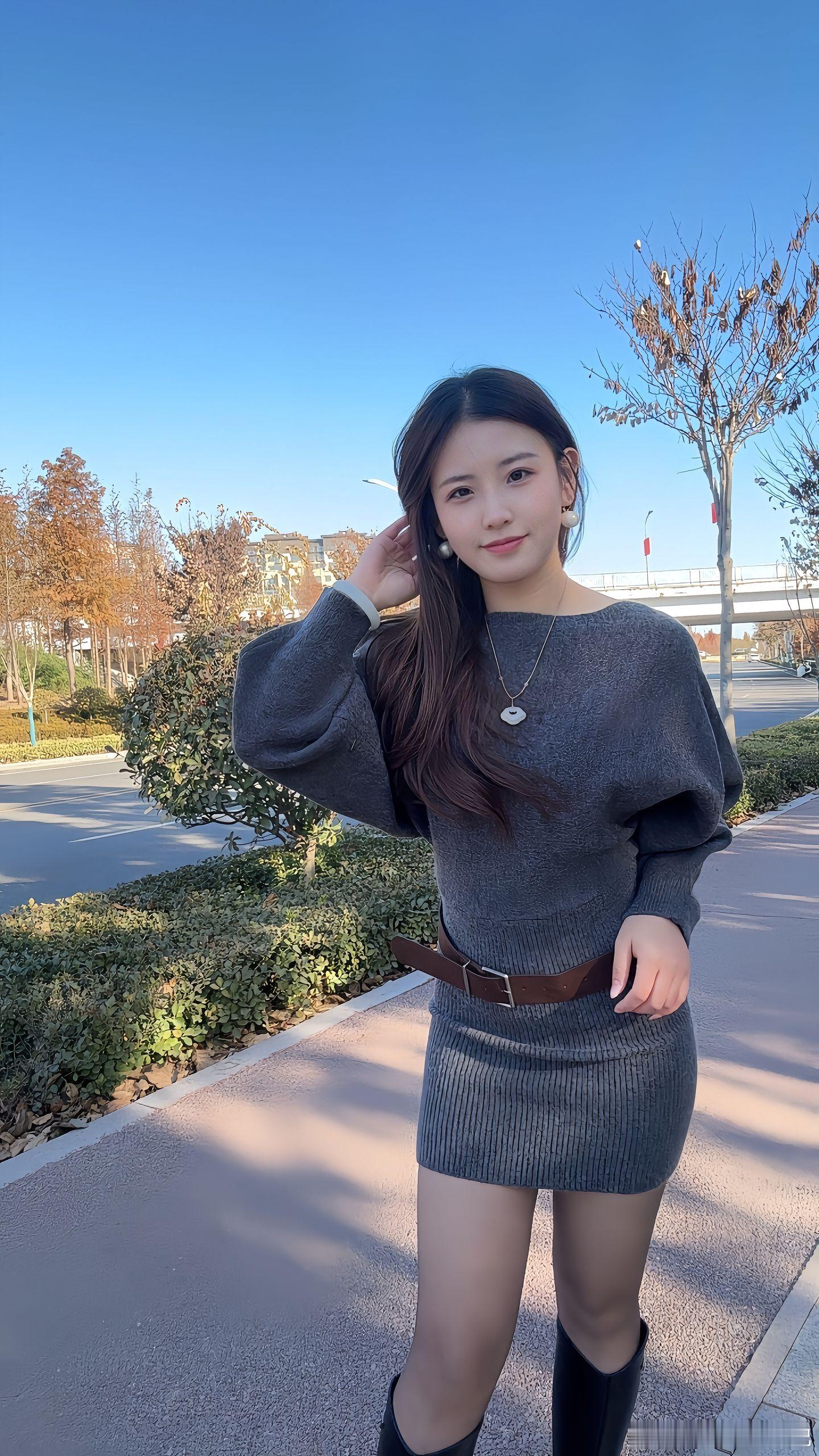 美女穿搭写真灰色毛衣配长靴美女绘梦长廊