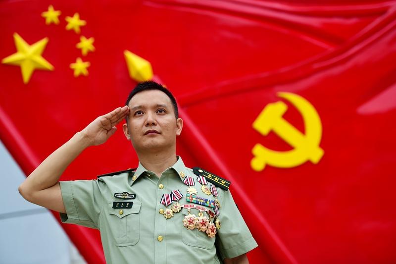 军官之慕，军人之颂常言道“一人当兵，全家光荣”，倘若普通家庭能出个军官，那可远