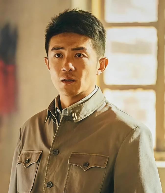 李泽锋：这辈子最幸运的事就是演了回渣男。《主角》里秦腔剧团有两个干部，一个是姬他