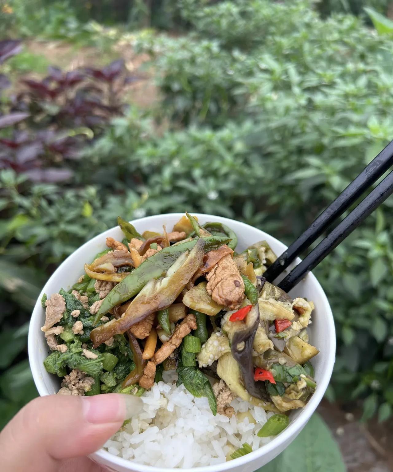 老公的大伯今年70岁了，老伴和孩子都英年早逝，之后没有再娶，只剩下他孤家老人一个