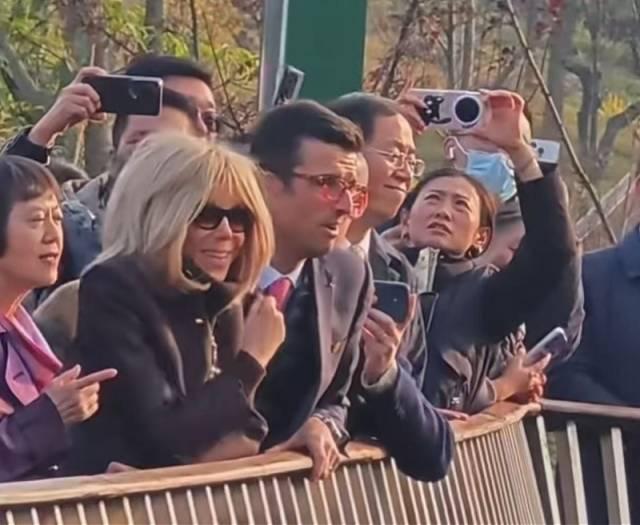 马克龙结束访华之行，法国随行人员：好震撼！我们住的酒店在高楼之间，成都的高铁站像