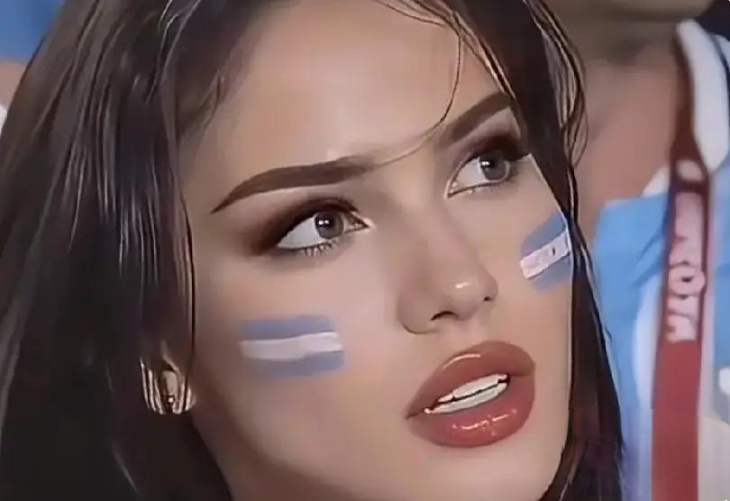 世界杯期间，总要发个世界杯美女的……