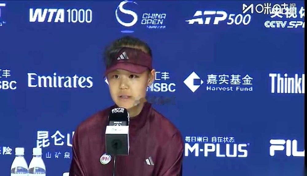 当奥运冠军郑钦文走到16岁小将孙心然面前时，丢出的不是客套，而是一顶极重的“高帽