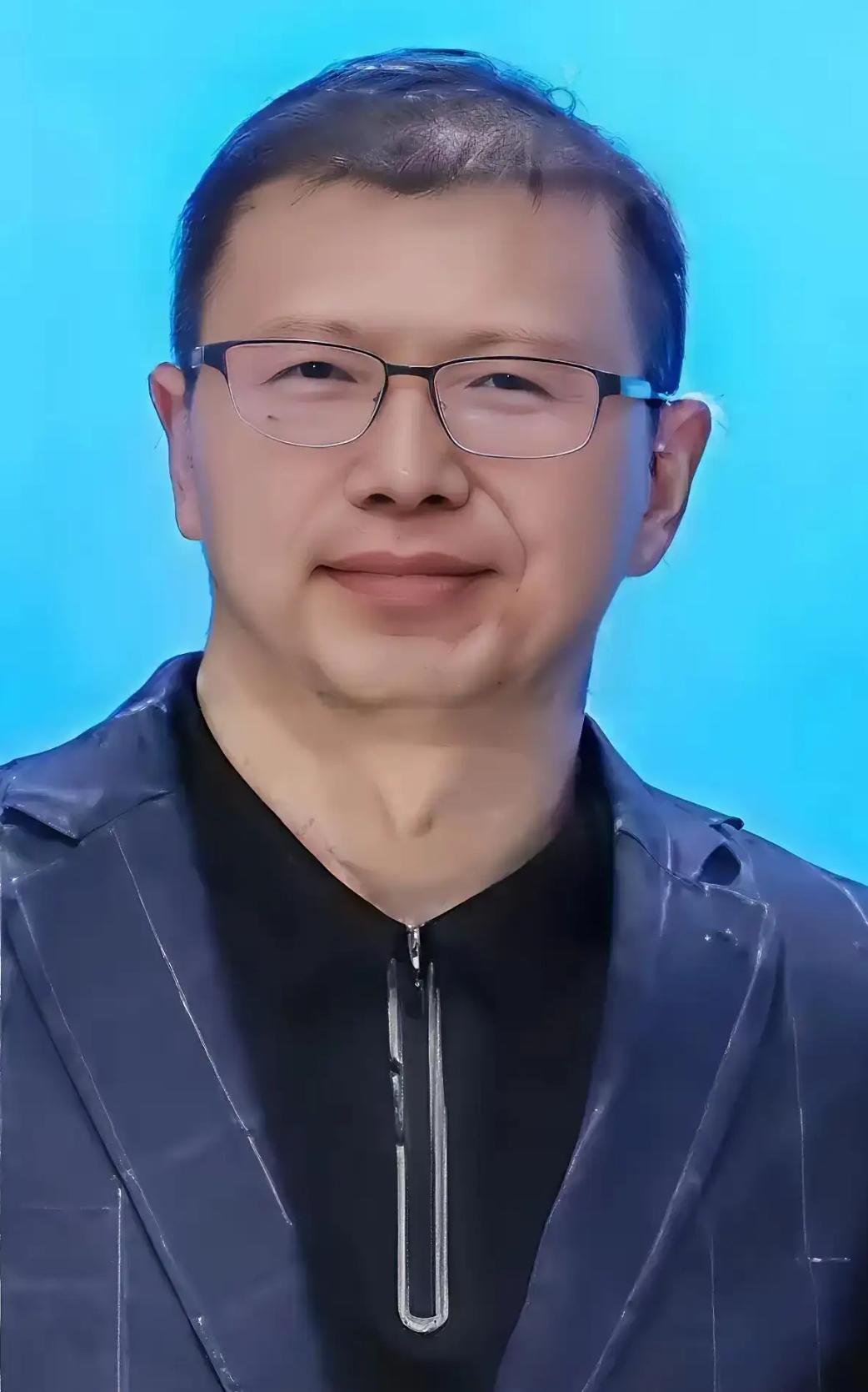此人名字叫刘耀文，西安赛格购物中心老板，持股55%，是赵贵的合伙人，比赵贵还有话