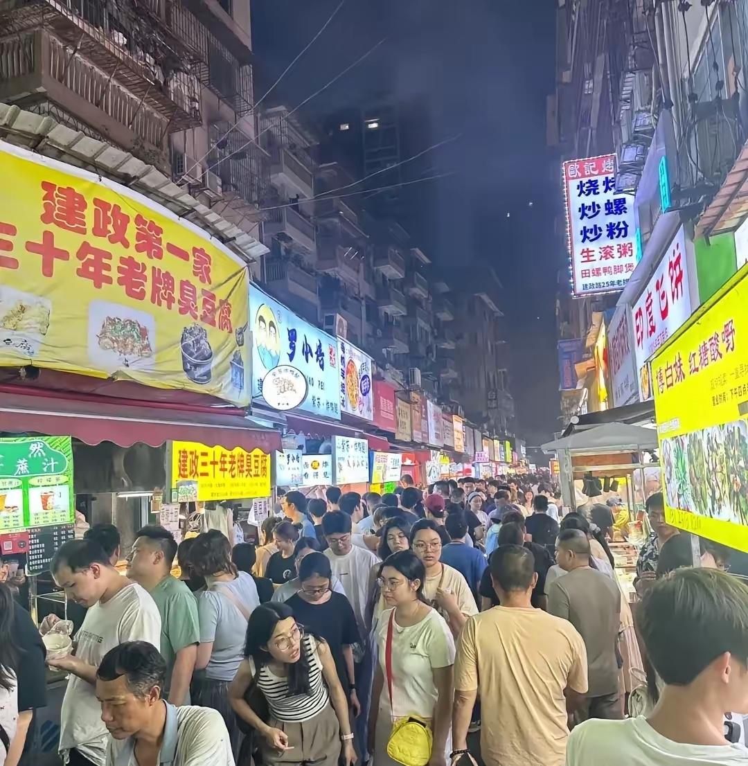 南宁怎么突然来了这么多外地游客不知道为什么假期来了很多外地游客，出门玩一看好