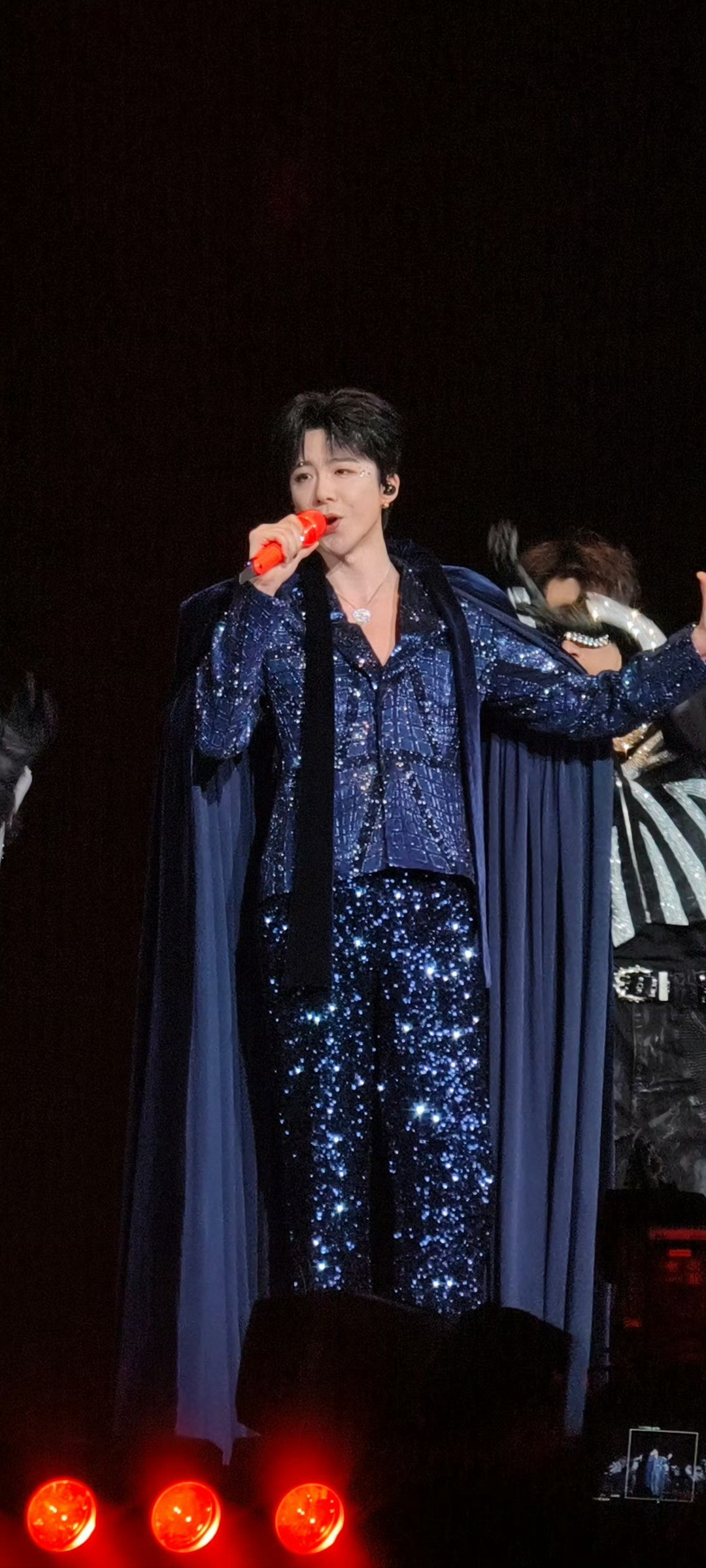 刘宇宁扭胯的时候：性感。刘宇宁捂肚的时候：可爱。刘宇宁捂着肚扭胯的时候：我失去所