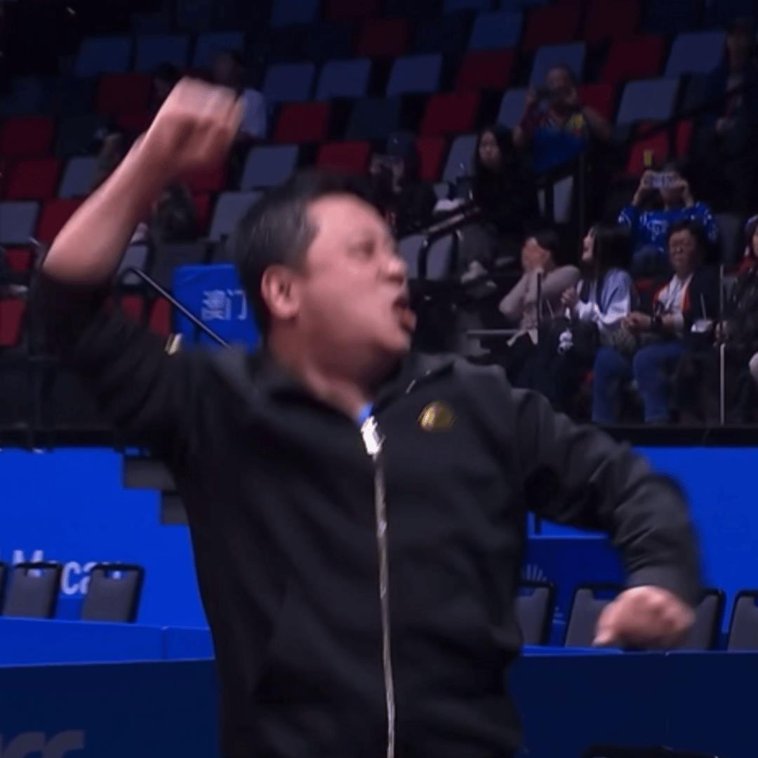 昨晚王曼昱夺冠那一刻，张海峰教练非常激动，率先燃了起来！大湾区全运会乒乓球就三