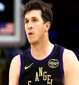 一份合同草稿，摆在了湖人管理层的桌上。数字很刺眼：5年，2.41亿。主角，奥斯