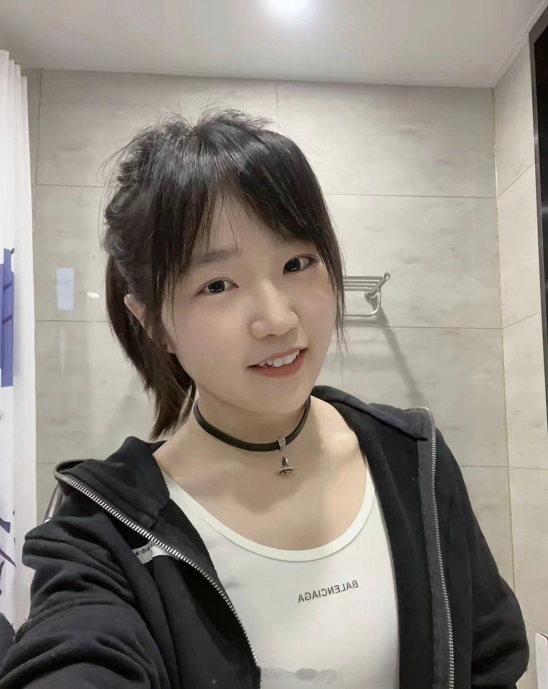 你敢相信这是一个41岁的人吗？看着真的很像那种十五六岁的女孩子。这娃娃脸也没有这