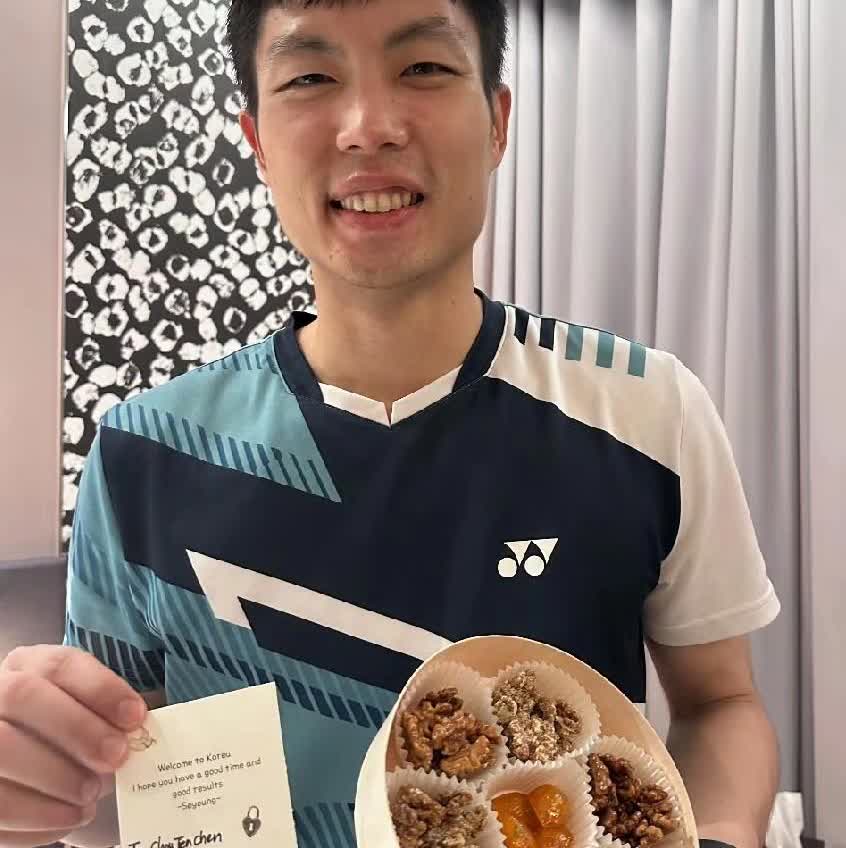 很温暖的互动！没想到，正在参加韩国羽毛球公开赛男单比赛的周天成感谢了安洗