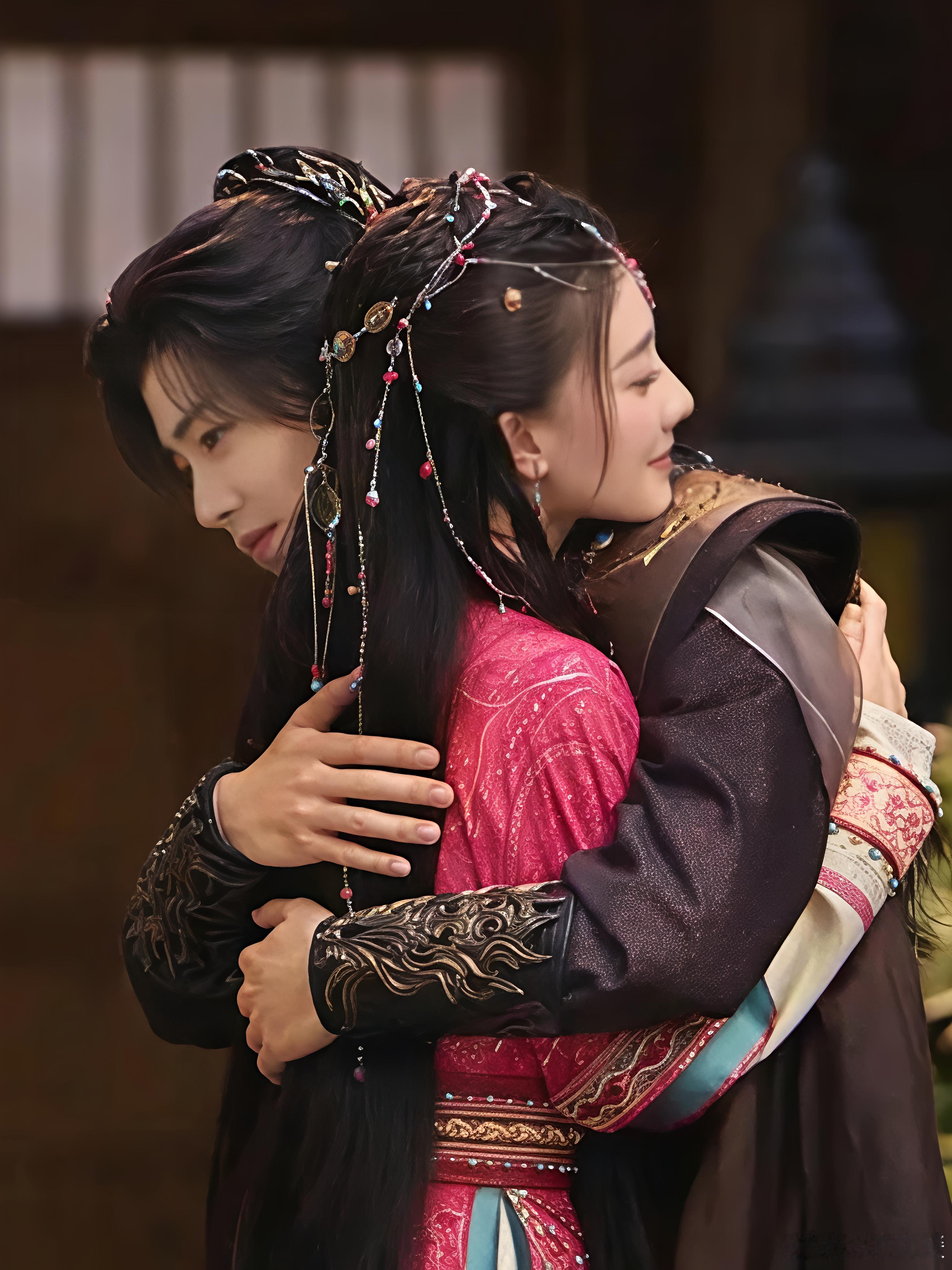 刚刷完《白日提灯》，又遇《佳偶天成》开播，被贺思慕与陆千乔这俩异族角色虐到。贺思