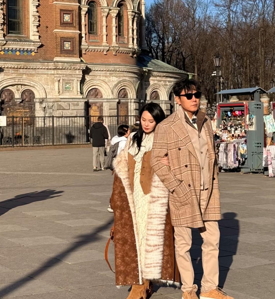 你说俄罗斯，别以为人家都是别墅、白酒和雪景。昨晚十点多，我在地铁里看见一对挺