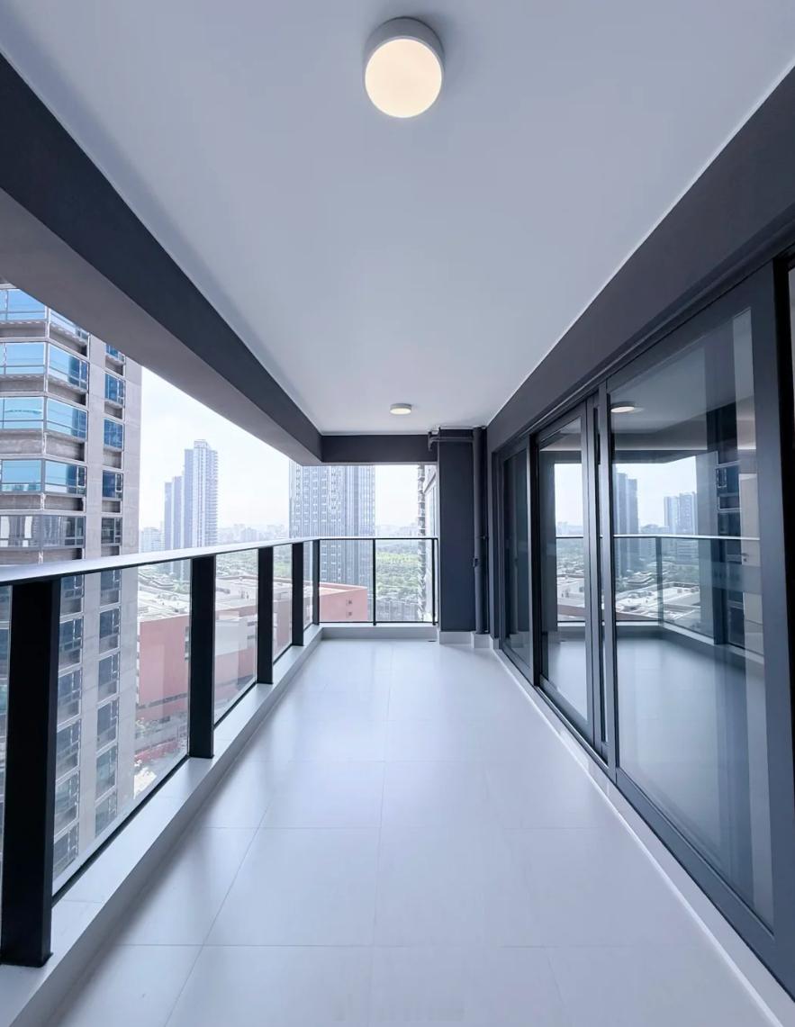 光明现在126平大4房，3.8万单价，好的是，飘窗全部都可以打掉，300米就是科