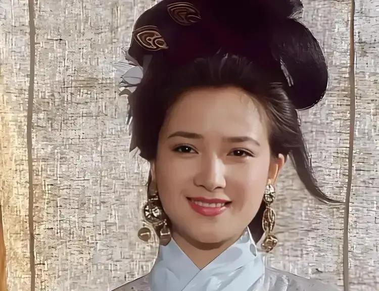 别再争论古装美人该什么样了。标准早在30年前，就被一个女演员焊死了。她叫何