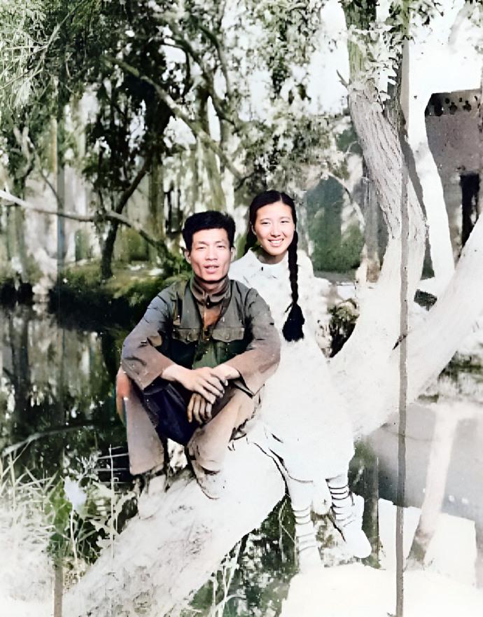 这位扎着两条又粗又黑的辫子，笑容甜美的女子是袁隆平的同窗。大学毕业后，她执意到新