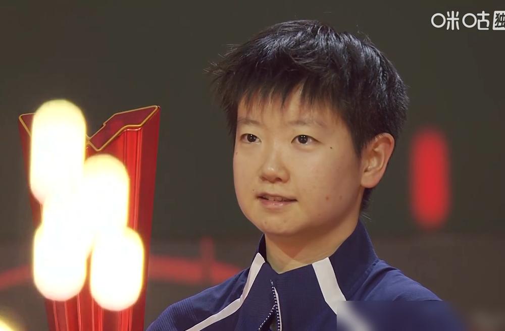 韩国教练攥紧鼠标一拖，屏幕上孙颖莎的反手动作，被生生放大十倍。百十项数据填满